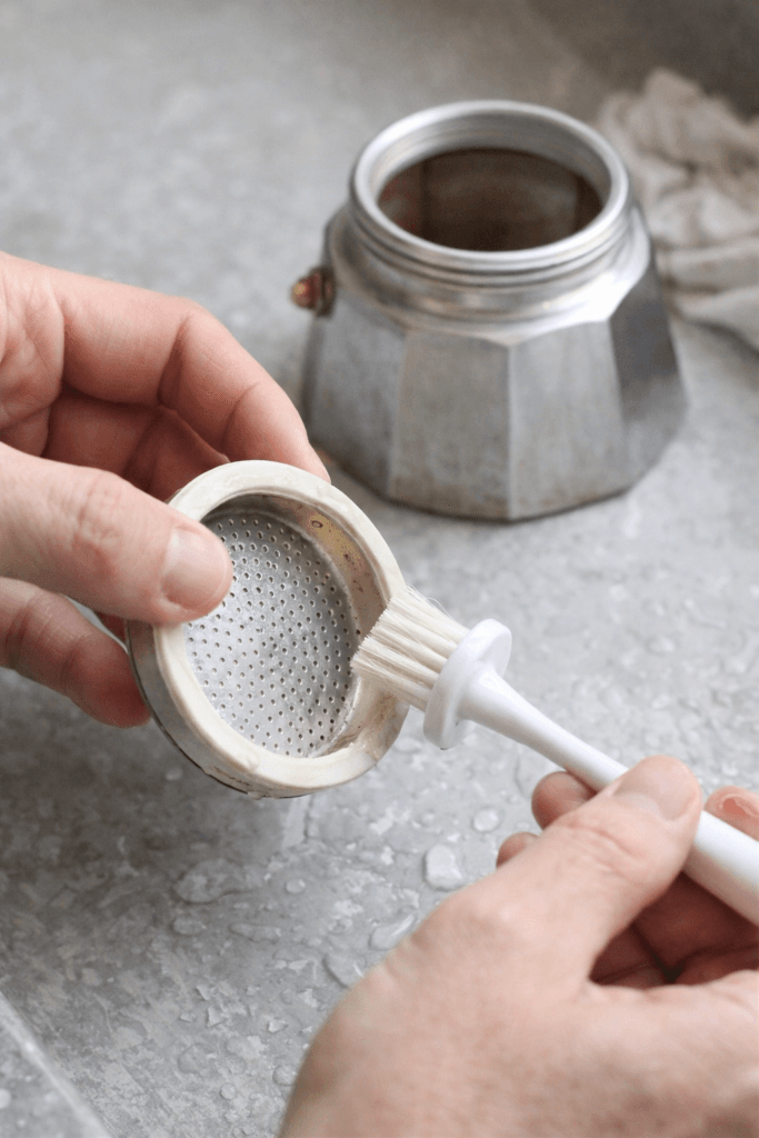 nettoyage joint cafetière moka filtre entretien brosse cafetière italienne démontée